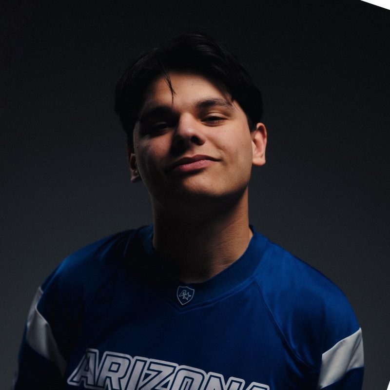 DEVERAUX, DJ de trance y hard house de Venray, con una camiseta azul de Arizona sobre un fondo oscuro