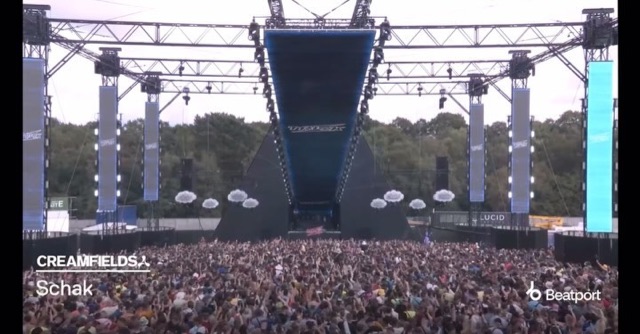 Schak spielt seinen Remix auf dem Creamfields