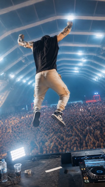 THE RHYTHM passe le million